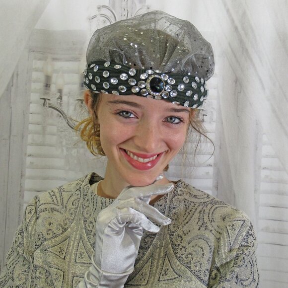 Flapper inspired headpiece, Gray softly ruffled short veil plus clear rhinestone - Picture 7 of 11
